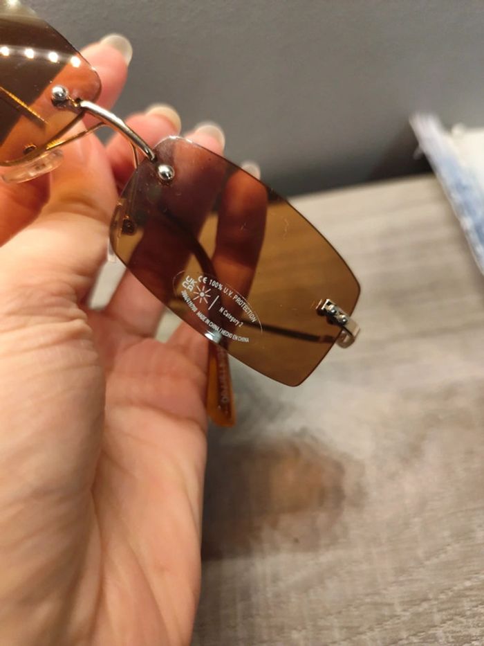 Lot lunettes soleil Bershka + étui en tissu - photo numéro 2
