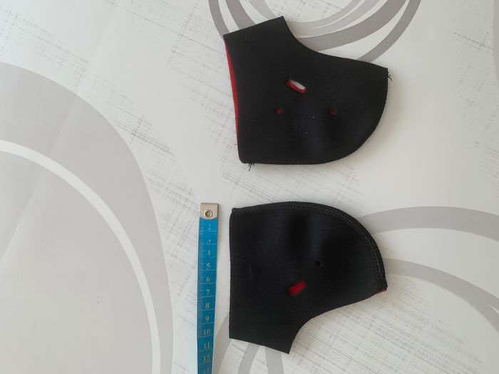 Chaussettes à talons noir et rouge - 10.5 x 10.5 cm - photo numéro 4