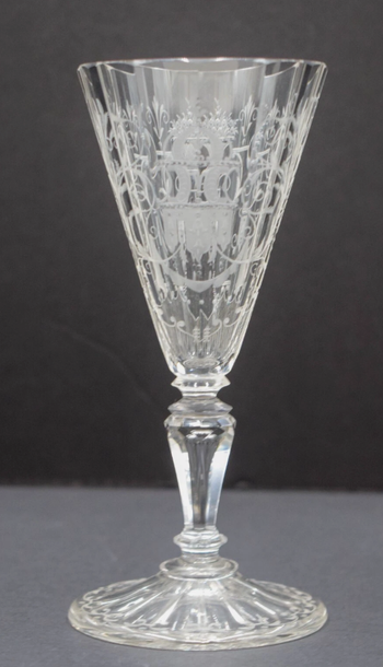 Gobelet à eau gravé en forme