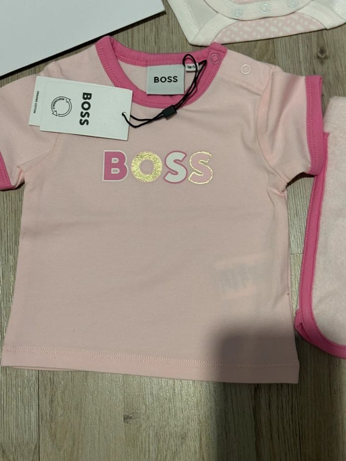 Lot vêtements bébé fille 1 mois BOSS lot de 2 bodies + ensemble t-shirt et short - photo numéro 5