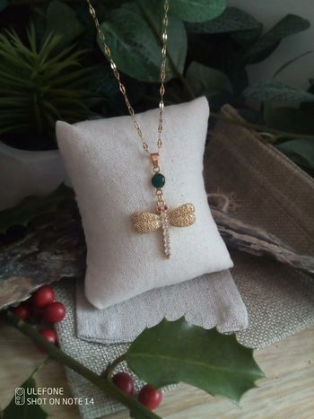 Collier émeraude et libellule dorée