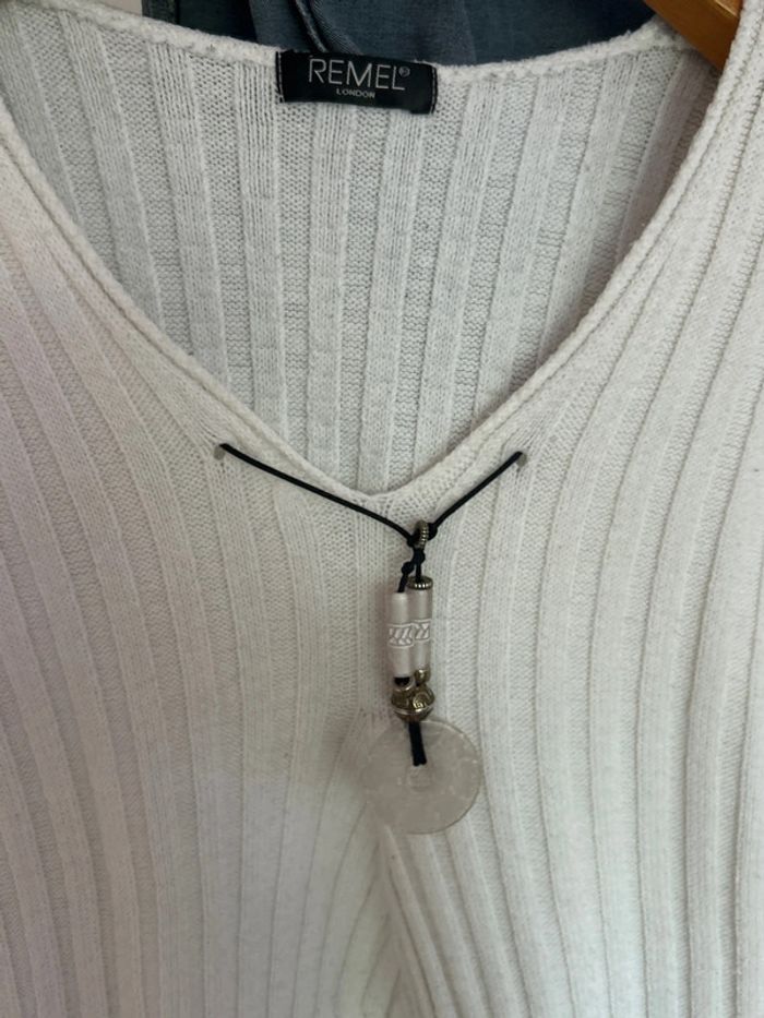 Pull col en V avec petits bijoux intégrés - photo numéro 3