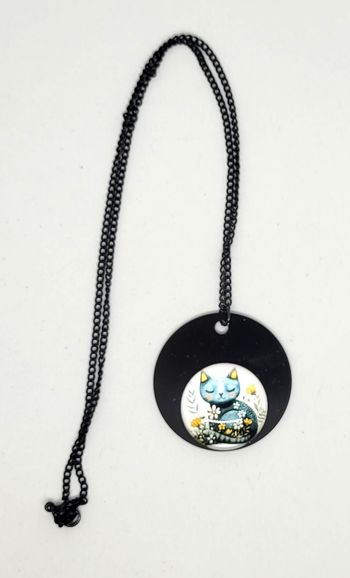Bijoux création collier cabochon de verre chat bleuté