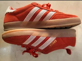 Baskets Adidas Gazelle rouges originales motif dentelle