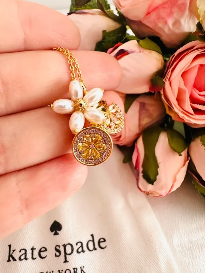 🍋 Collier doré Kate Spade à pendentifs citron et fleurs – Fraîcheur estivale - photo numéro 2
