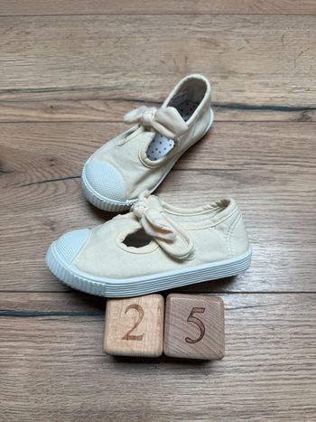 Paire de ballerines en tissu crème TEX 25 fille