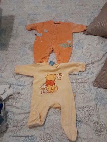 2pijamas velours 1mois très bon état Disney baby