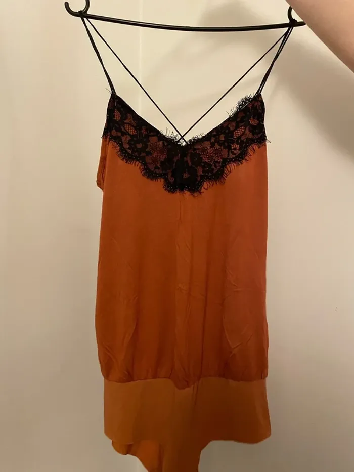 Body avec dentelle croisées dans le dos