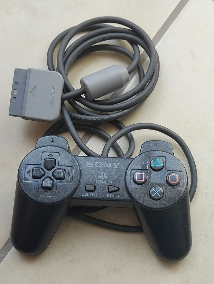 Lot 2 manettes PS1 - photo numéro 2