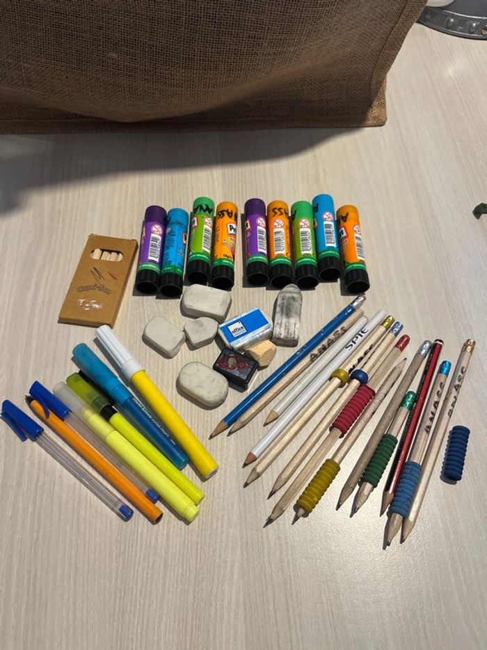 Lot fournitures scolaires
