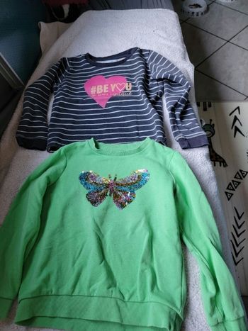 Lot de 4 pulls dont un cache cœur fille 5 ans