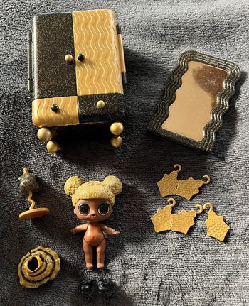 Petite poupée Lol surprise + armoire + accessoires comme sur la photos ( 22 )