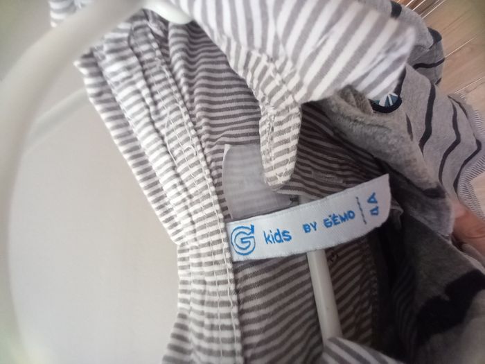 Tee-shirt manches longues à capuche – 4 ans – très bon état - photo numéro 3