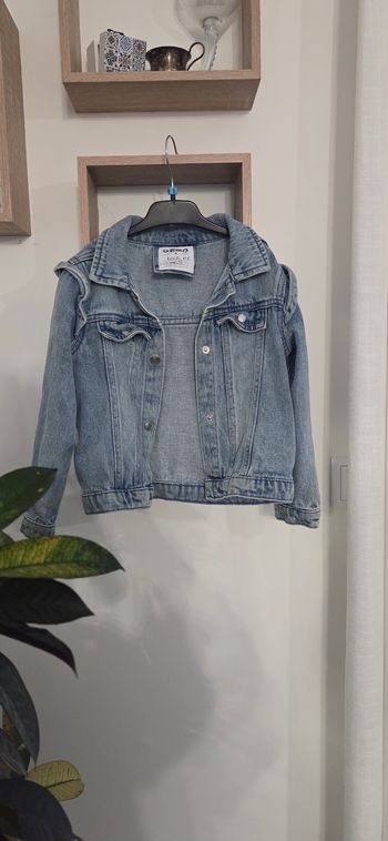 Veste en jean 4 ans fille en très bon etat