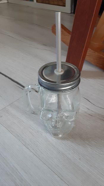 Tasse en verre avec couvercle et paille en forme tête de mort