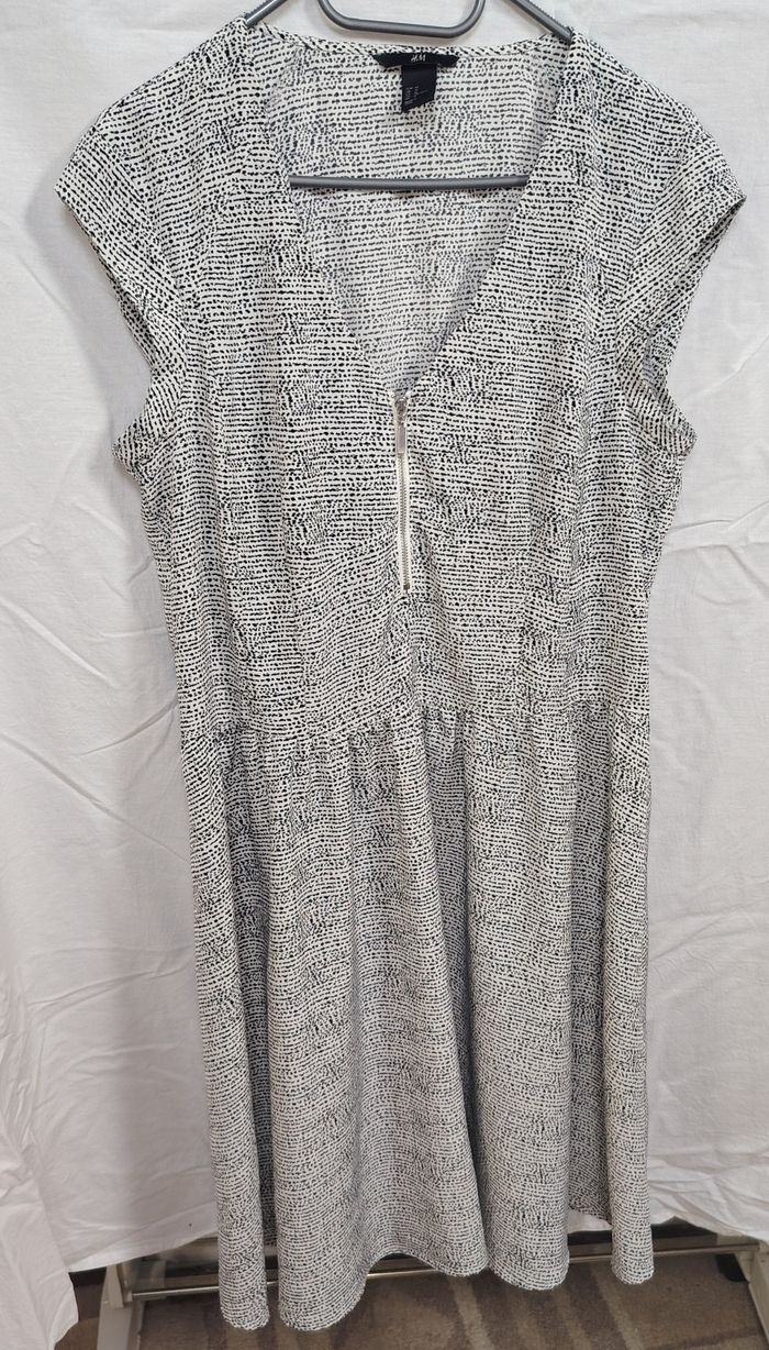 Robe noire et blanche