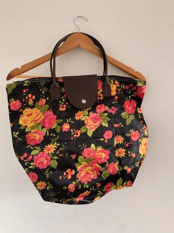 Sac noir et fleurs