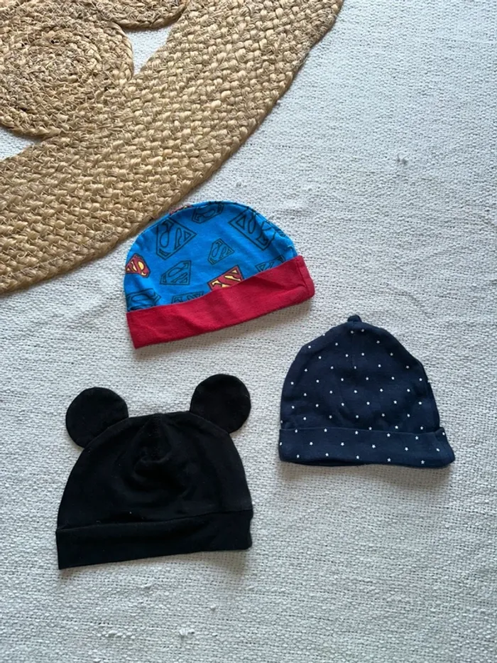 Lot de 3 bonnets naissance garçon – Mickey / Étoiles / Superman
