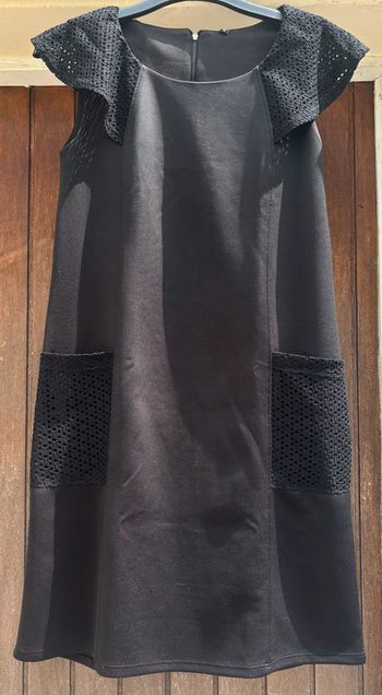 🌟 Robe noire élégante avec détails en dentelle 🌟