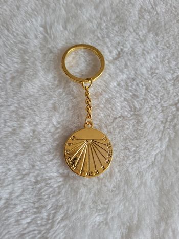 Porte clefs cadran solaire doré brille