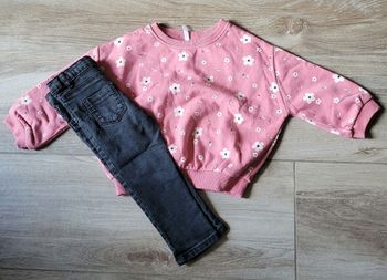 Ensemble pull molletonné fleuri et jeans taille 24 mois