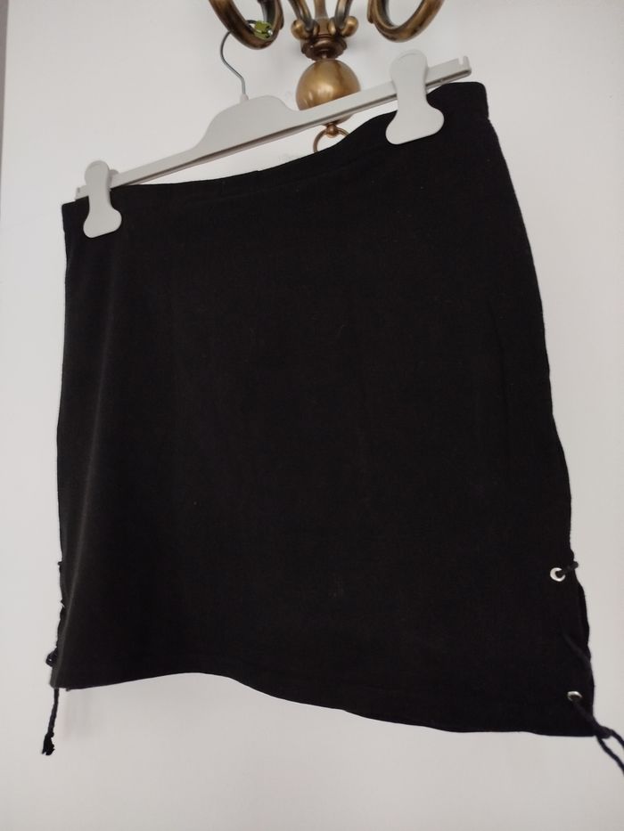 Jolie jupe courte  avec lacets sur les côtés.  Taille 3 - photo numéro 4