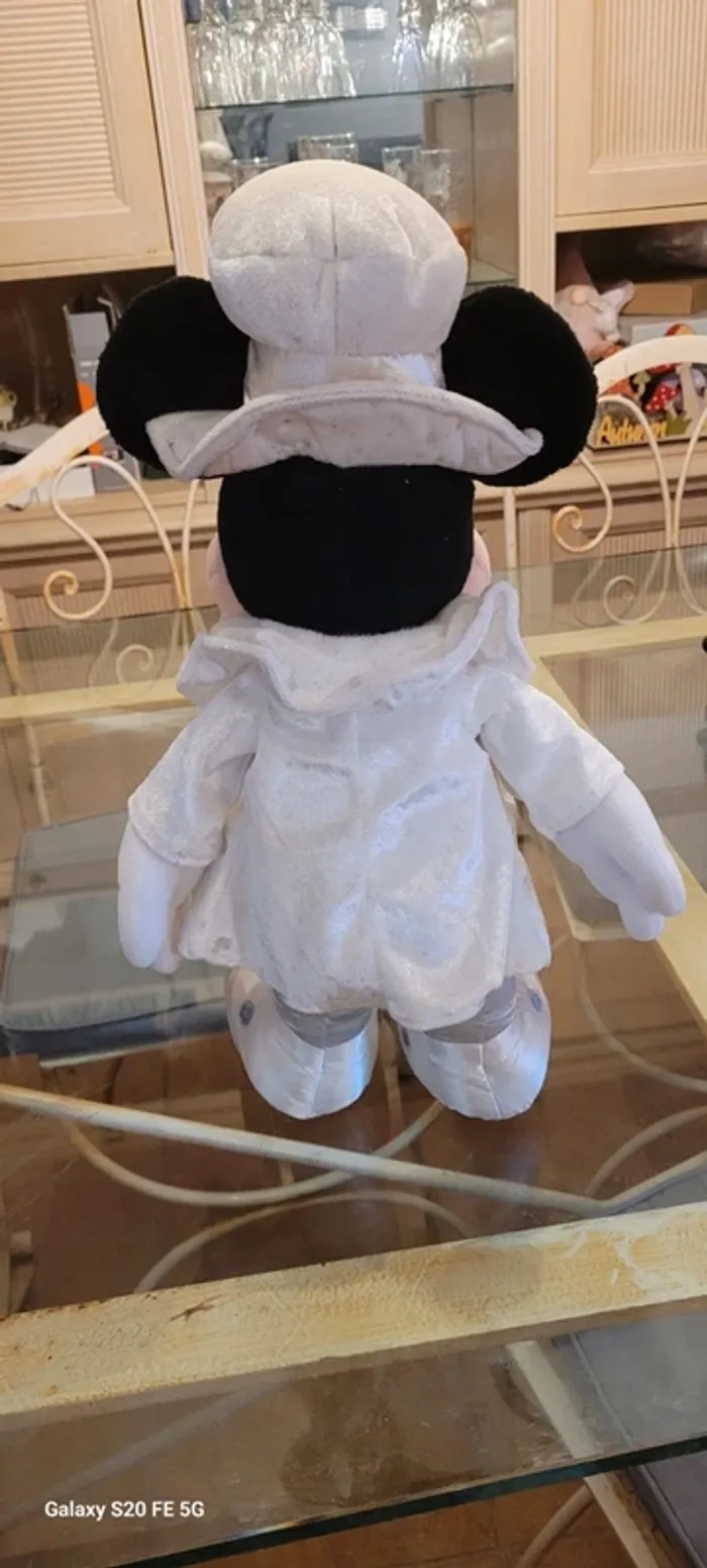 Peluche Mickey Disney Paris costume blanc d'hiver - photo numéro 4