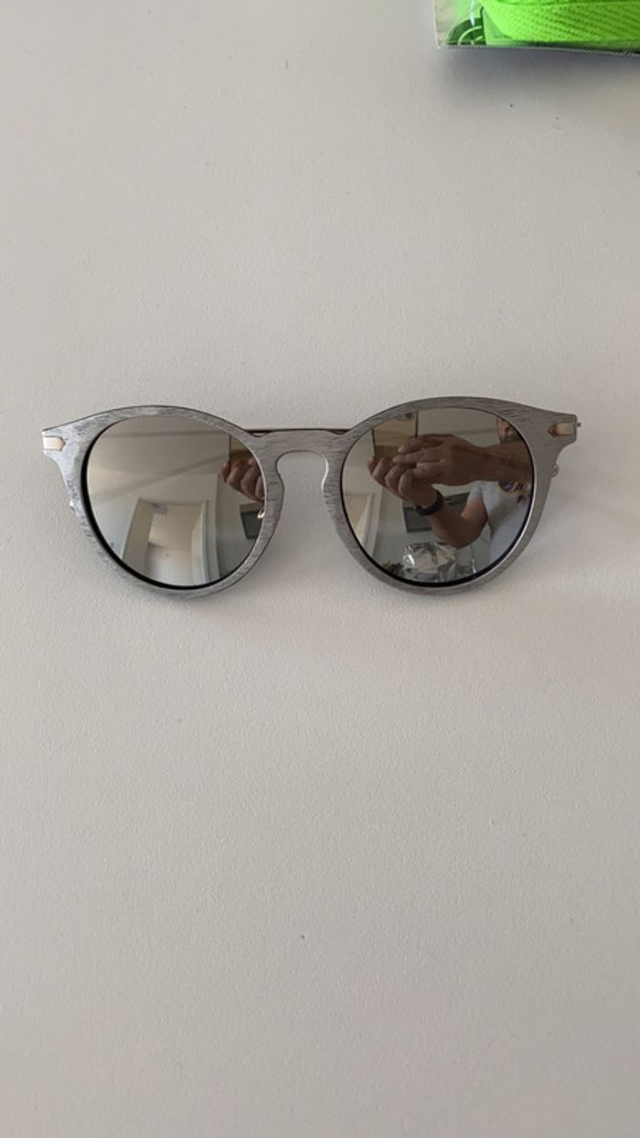 Belle paire de lunettes de soleil