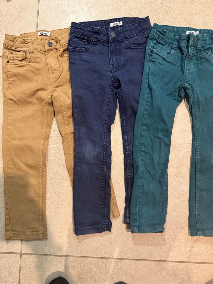 Lot 3 jeans slim Gemo 5 ans – Camel ,bleu foncé & vert, parfait état