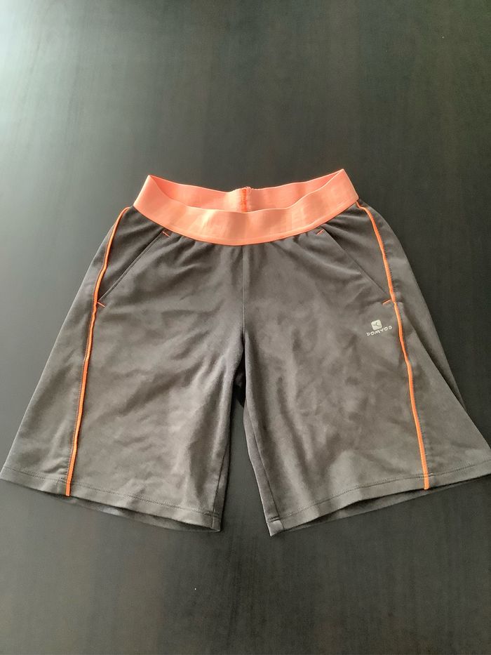 Short gris et orange Decathlon 10/12 ans environ