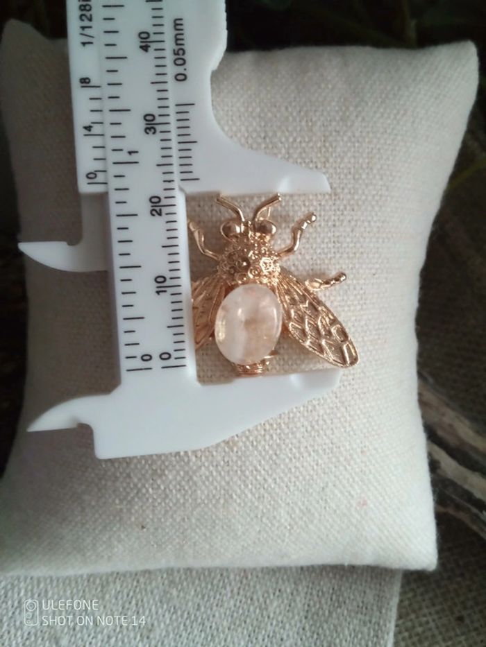 Broche pin's abeille et pierre de lune - photo numéro 2