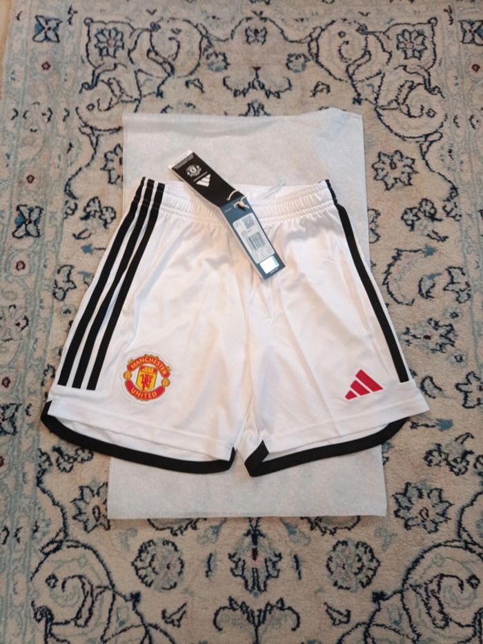 Short de foot Adidas équipe Manchester United avec chaussettes taille 9/10 ans authentique neuf - photo numéro 2