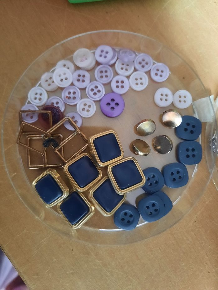 Lot boutons couture bleu foncé doré violet blanc