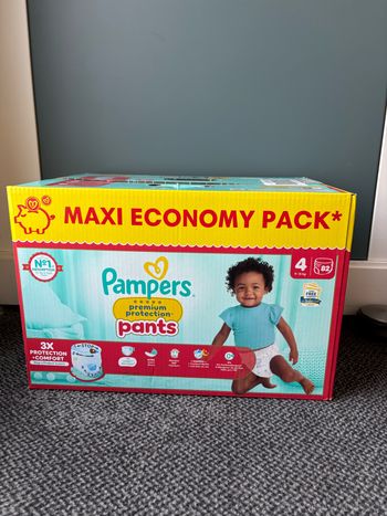 Un pack de couches Pampers premium pants Taille 4 9/15 kg