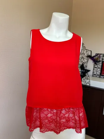 Haut en crêpe et dentelle neuf