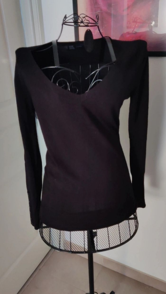 Pull en v noir - photo numéro 2