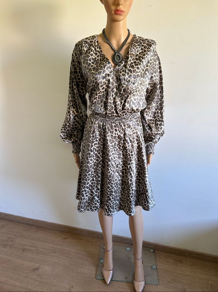 Robe léopard neuve à manches longues Naf Naf taille 42 (valeur 74€) - photo numéro 3