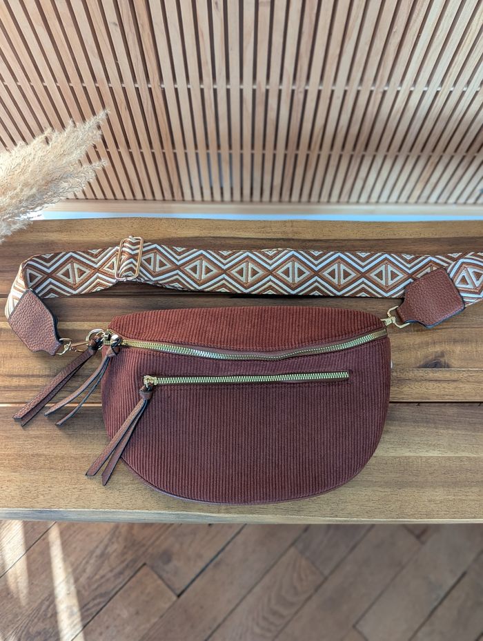 Sac banane effet velours couleur marron chocolat