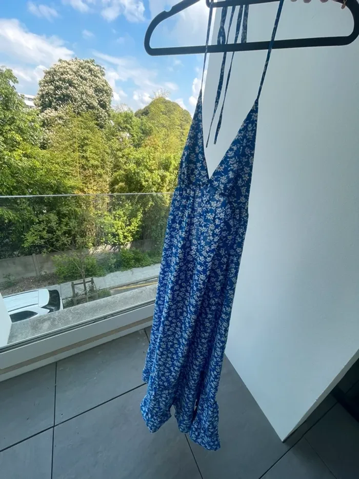 Jolie longue robe bleue - photo numéro 3
