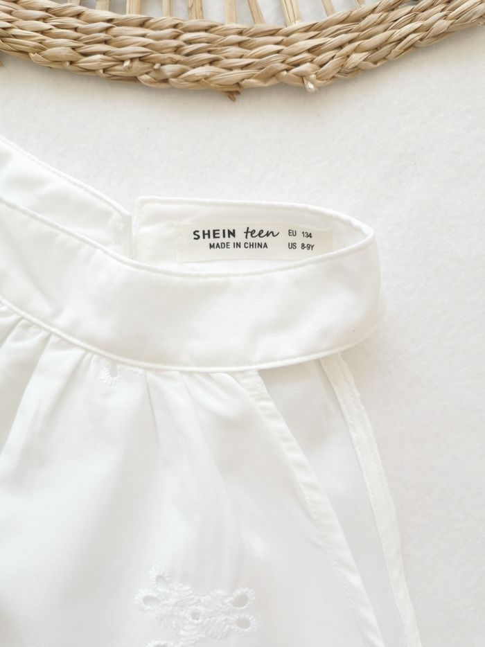 Top blanc ras de cou à broderie anglaise Shein 8/9 Ans - photo numéro 2