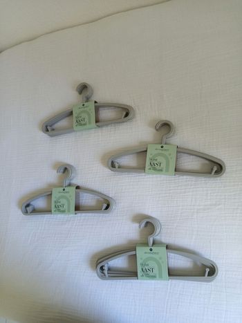 Lot de 24 cintres enfants / bébé neufs