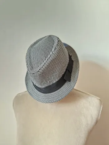 Chapeau motif pied de poule noir et blanc avec nœud