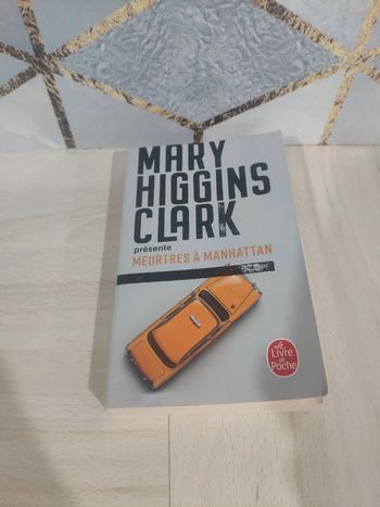 Livre poche recueil de nouvelles présenté par Mary Higgins Clark Meurtres à Manhattan