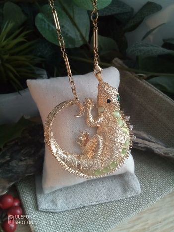 Collier iguane et pierres naturelles oeil de chat vert pomme