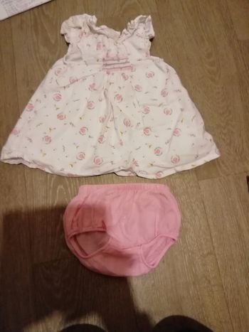 Robe + culotte sur couche fille