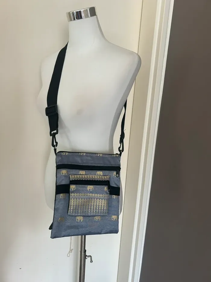 Sac bandoulière léger bleu en soie avec motif éléphant doré