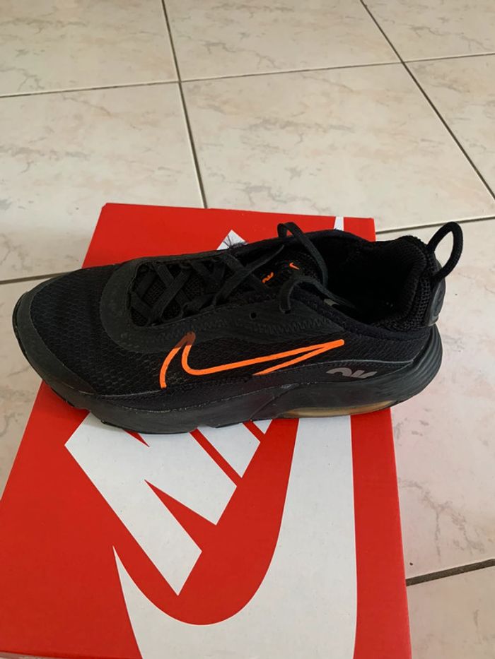 Air max Nike noir et orange garçon taille 34 - photo numéro 4