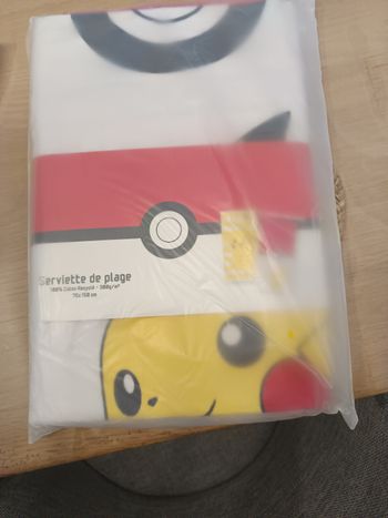 Serviette pokémon neuf modèle Pokéball