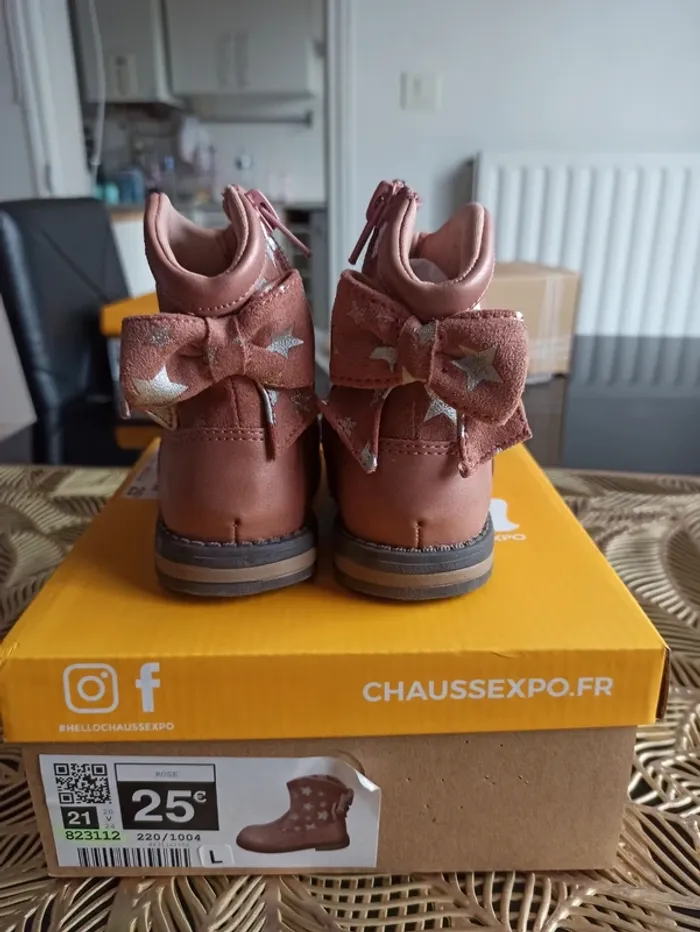 Bottines rose avec noeud et étoiles argentées - photo numéro 3