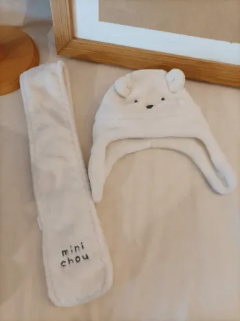 Ensemble bonnet et écharpe neufs Kiabi mixte 6/9 mois